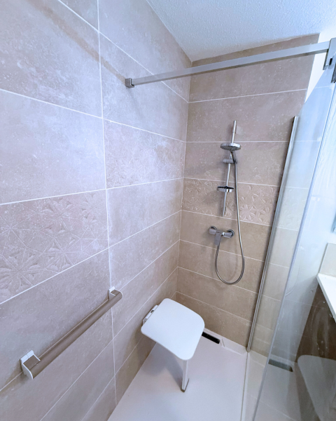 Rénovation et optimisation d'une salle de bain de 8m2 par une entreprise spécialisée dans les salle de bain en Haute-Garonne.