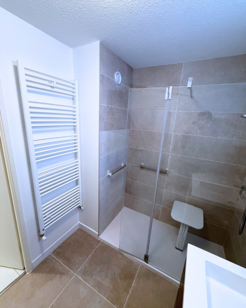 Rénovation et optimisation d'une salle de bain de 8m2 par une entreprise spécialisée dans les salle de bain en Haute-Garonne.