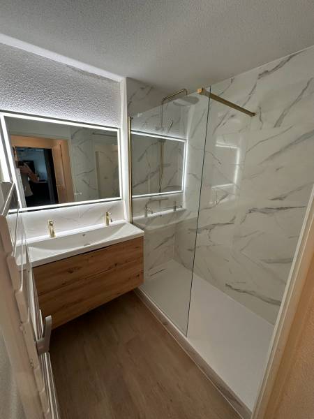 Réfection salle de bain, pose d'une douche à l'italienne, remplacement du meuble vasque et du sol PVC - Aucamville