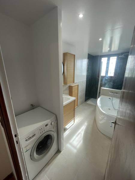 Transformation complète à Rouffiac ! Une nouvelle salle de bain moderne, fonctionnelle et un budget respecté !