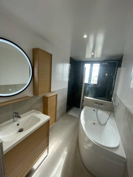 Transformation complète à Rouffiac ! Une nouvelle salle de bain moderne, fonctionnelle et un budget respecté !
