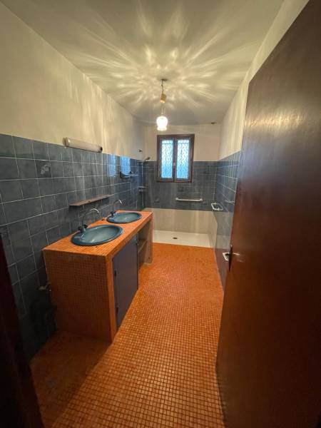 Transformation complète à Rouffiac ! Une nouvelle salle de bain moderne, fonctionnelle et un budget respecté !