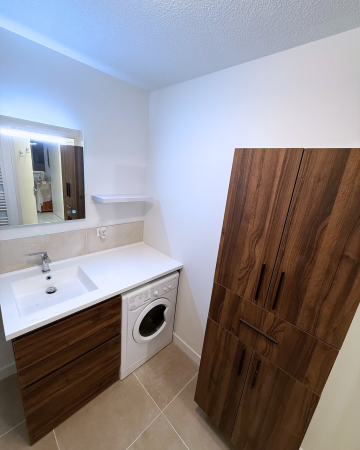 Notre zone d'activité pour ce service Rénovation complète de salle de bain moderne avec meuble vasque et douche à l’italienne dans une maison individuelle à