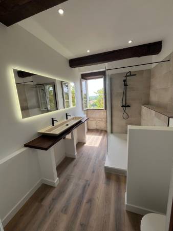 Notre zone d'activité pour ce service Installation d’un réseau d’eau chaude et froide avec création d’évacuation PVC dans salle de bain avec douche à l’italienne près de